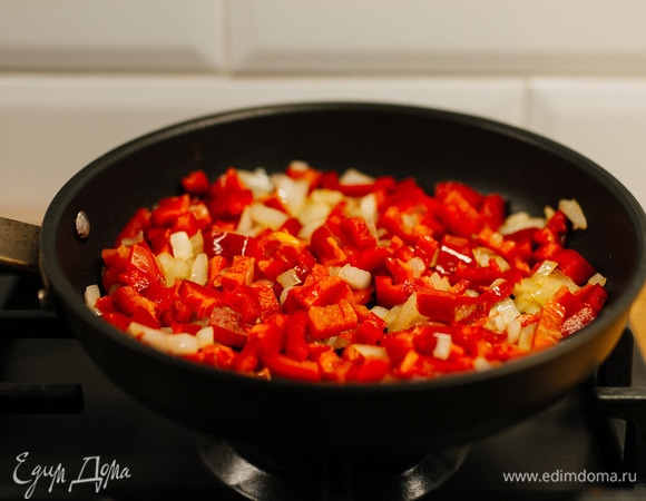 Добавить к луку красный болгарский перец, нарезанный некрупными кусочками.