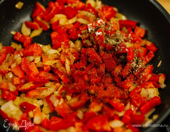 Посолить, поперчить по вкусу, всыпать сушеный тимьян и копченую паприку.