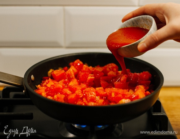 Добавить нарезанные помидоры без кожицы и пассату.