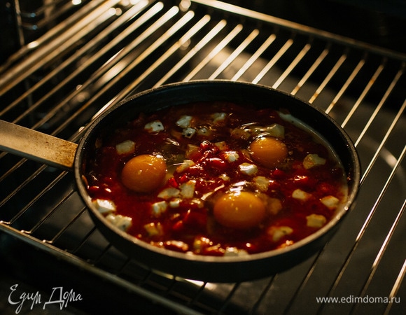 Поставить в разогретую до 190°C духовку на 6–7 минут.