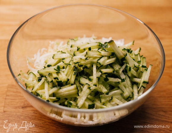 Добавить огурец, нарезанный соломкой.