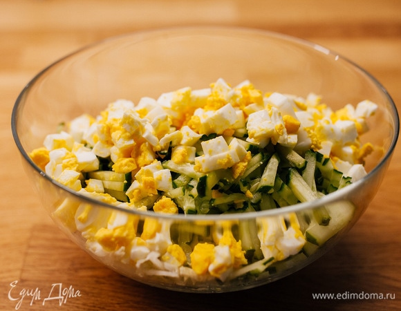 Яйца отварить, нарезать кубиками и добавить в салат.