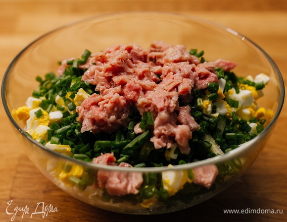 Добавить консервированный нарезанный тунец.