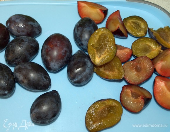 Все продукты должны быть комнатной температуры. Духовку разогреть до 180ºС. Первыми надо подготовить сливы. Разрезать пополам и удалить косточки.