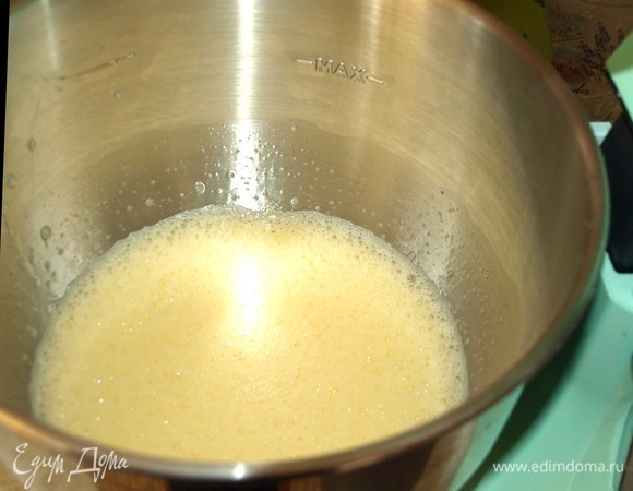 Яйца соединить с сахаром, ванилью, солью и взбить до состояния пены. Добавить растительное масло и молоко. Взбить.