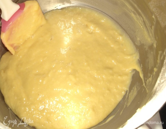 Добавить просеяную муку с разрыхлителем. Соединить в однородную массу. Долго не взбивать, а то тесто не будет пышным.