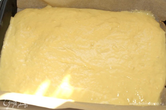 Перекладываем тесто в форму для выпекания, смазанную растительным маслом, или на пергамент. Если хотите высокий пирог, то берите форму меньше. У меня форма размером 28х19 см.