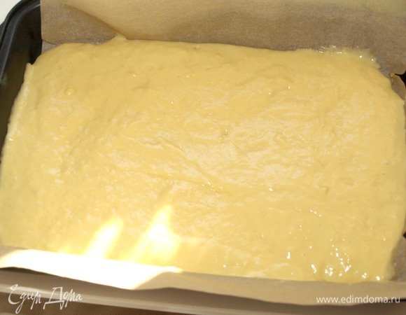 Перекладываем тесто в форму для выпекания, смазанную растительным маслом, или на пергамент. Если хотите высокий пирог, то берите форму меньше. У меня форма размером 28х19 см.