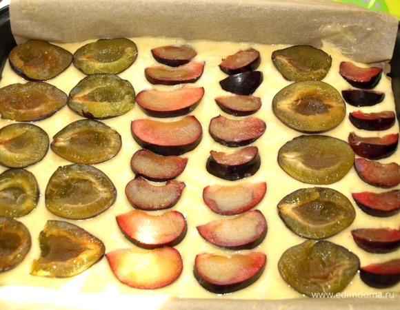 Выкладываем на тесто подготовленные сливы.