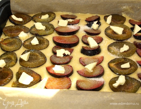 На сливы выкладываем кусочки сливочного масла и посыпаем сахаром. Отправляем в заранее разогретую до 180ºС духовку на 50 минут. Ориентируйтесь на свою духовку.