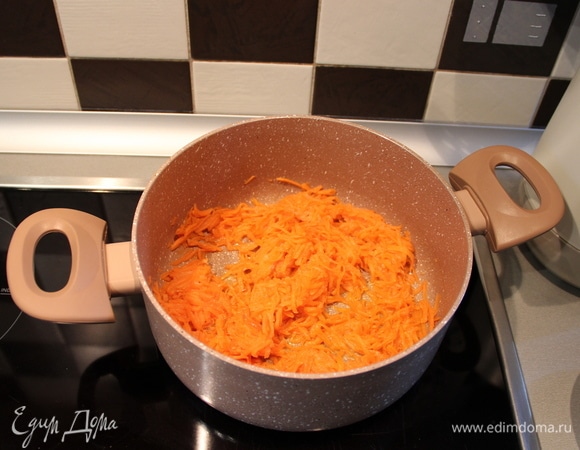 На небольшом количестве подсолнечного масла чуть обжариваем морковь, далее тушим. Я делаю это примерно минут 5.