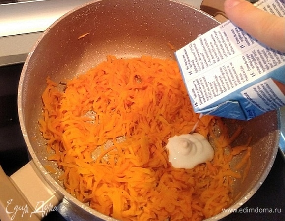 Вливаем кокосовые сливки. Перемешиваем.