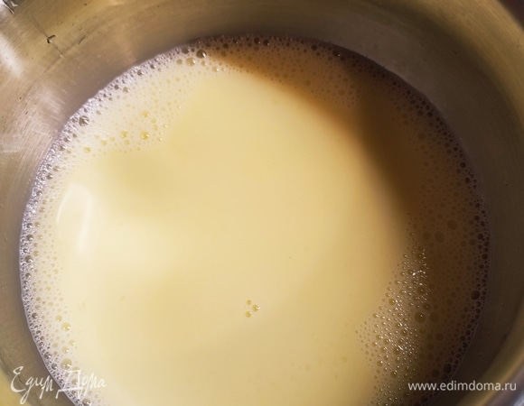 Желтки растереть с сахаром, водой и соком лимона. Влить смесь в сотейник с толстым дном, поставить на средний огонь и варить до загустения. Помешивать смесь постоянно.