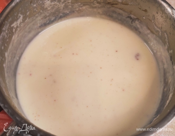 Как только соус загустеет, влить вино, дать ему выпариться. Добавить сливки и варить еще минут 5. Посолить и поперчить по вкусу.