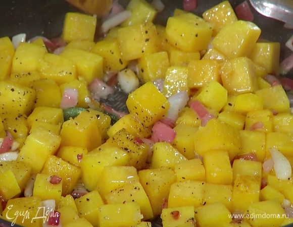 Тыкву почистить, нарезать кубиками, добавить в сковороду вместе с листьями шалфея и, помешивая, обжарить, затем слегка посолить, поперчить и довести почти до готовности.