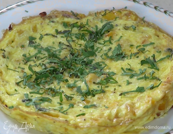 Листья петрушки и базилика мелко порубить и посыпать готовую фриттату.