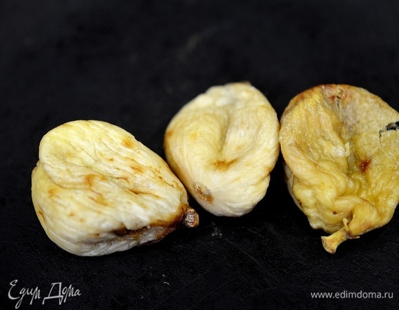 Инжир подсушите на сковороде или в духовке при 100°C до хрустящего состояния. Если у вас очень крупный и мясистый инжир, можно его нарезать. Нам нужно добиться состояния чипсов, чтобы инжир хорошо ломался.