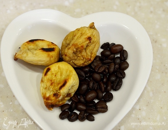 Если у вас все получилось, то измельчаем в кофемолке инжир и кофейные зерна. Засыпаем в турку.