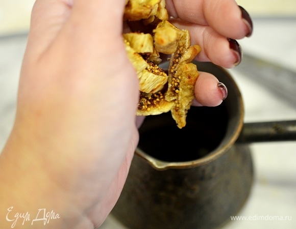 Если же вы чувствуете, что инжир недостаточно сухой, то класть в кофемолку его не стоит. Можно просто нарезать на кусочки и добавить в турку. Но сразу так поступать не стоит: напиток на инжире, измельченном в кофемолке, получается более сбалансированным.