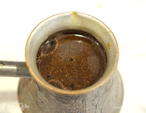 Залейте холодной водой, доведите до кипения.