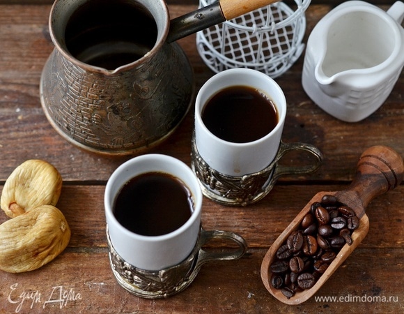 Процедите и разлейте по чашкам. На мой вкус сахар добавлять не нужно, так как инжир достаточно сладкий.