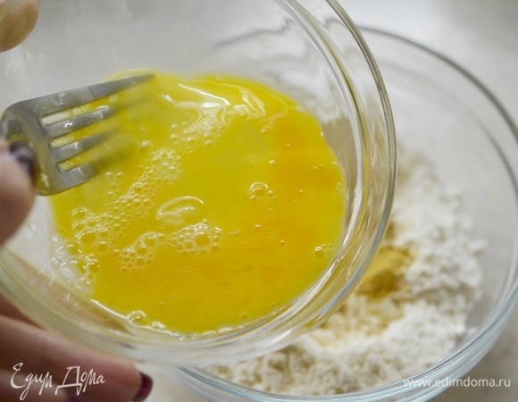 Яйца взбейте и добавьте в мучную смесь.