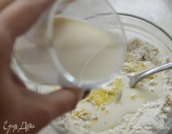 Затем добавляем молоко и растительное масло.