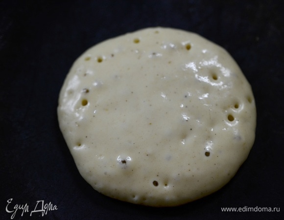 Сухую сковороду очень хорошо разогрейте, выкладывайте ложкой тесто. Обжаривайте на небольшом огне до образования пузырьков.