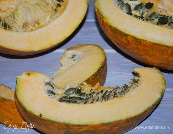 Для крем-супа я взяла голосемянную тыкву. В этой тыкве семечки без твердой оболочки, их не надо чистить.