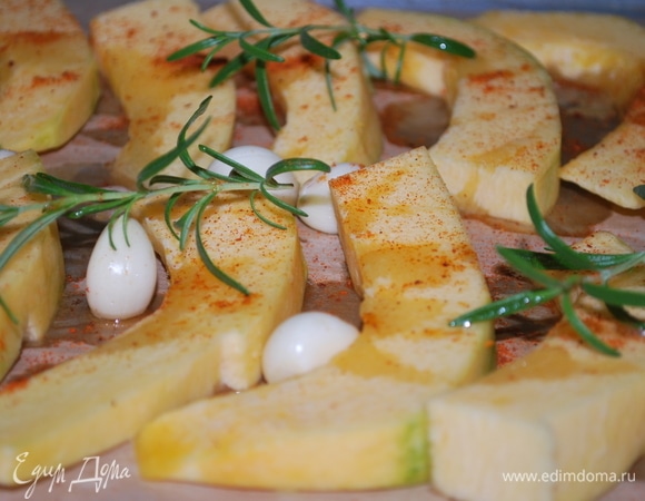 Тыкву почистите и нарежьте на крупные куски, полейте растительным маслом, добавьте зубчики чеснока, розмарин и ароматные травы, которые вы любите. Запеките в духовке до золотистого цвета.