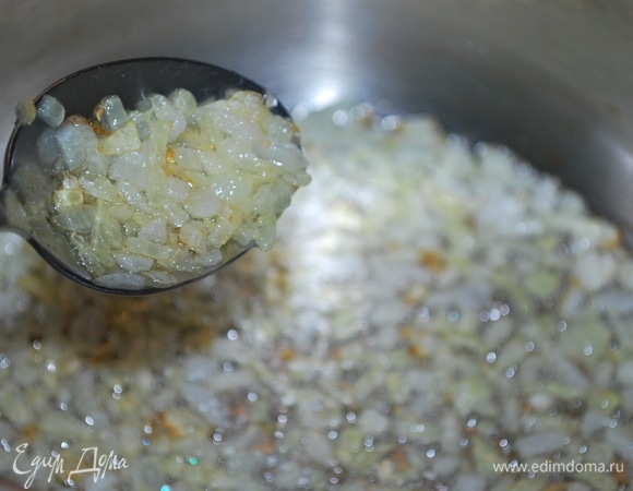 Пока тыква запекается, лук мелко порубите. В кастрюле, где будете готовиться суп-пюре, на растительном масле обжарьте лук в течение 2–3 минут.