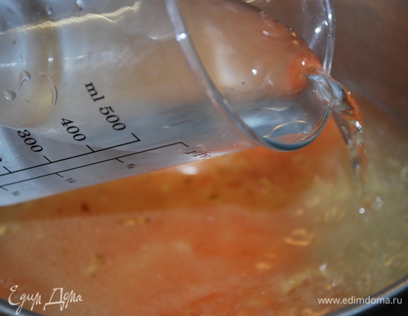 В кастрюлю к чечевице с луком влейте воду. Варите на умеренном огне примерно 10 минут, за это время чечевица станет мягкой.