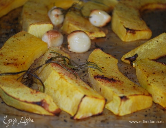 Тем временем тыква и чеснок запеклись в духовке и стали мягкими.