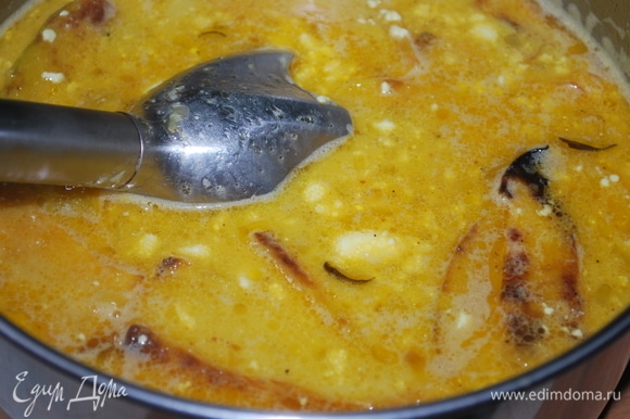 Прогрейте суп с сыром в течение 2–3 минут, снимите с огня и тщательно пробейте блендером.