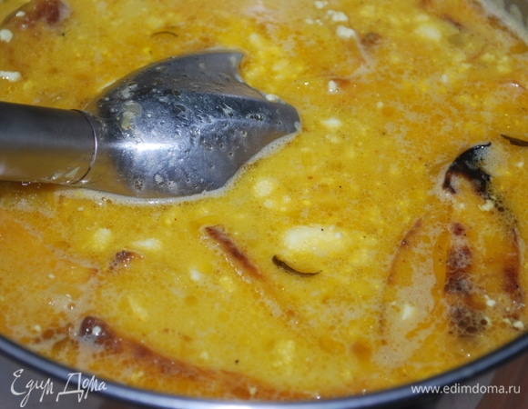 Прогрейте суп с сыром в течение 2–3 минут, снимите с огня и тщательно пробейте блендером.