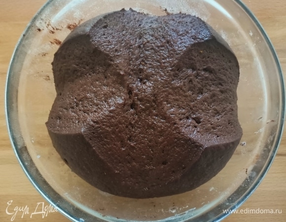 Дрожжи развести в теплом молоке. Смешать муку, какао и цедру одного лимона. Затем добавить яйцо, сахар, мягкое сливочное масло, щепотку соли и молоко. Замесить гладкое, эластичное тесто. Накрыть пищевой пленкой и поставить в теплое место на 3 часа.