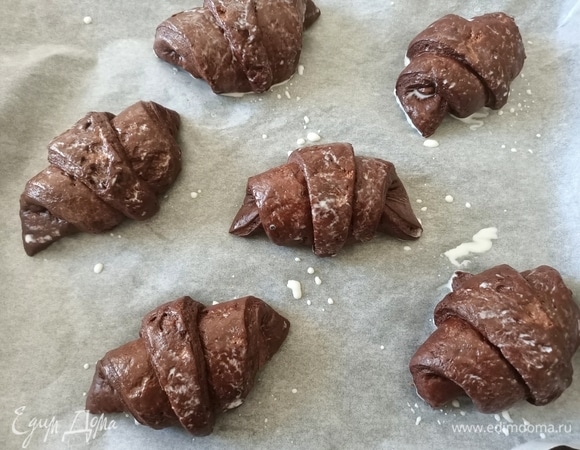 Заготовки еще раз смазать молоком и отправить выпекаться в предварительно разогретую до 180°С духовку на 15–20 минут.