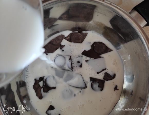 Шоколад поломать на кусочки, положить в сотейник и залить молоком. Оставить несколько долек для украшения.