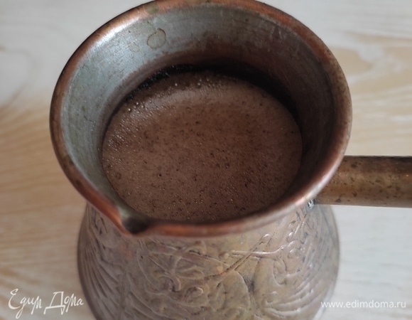 Сварить примерно 200 мл кофе.