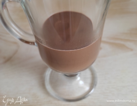 В прозрачный термостойкий стакан, бокал или кружку переливаем сначала молочно-шоколадную смесь, заполняя емкость где-то на 1/3.
