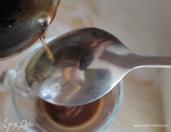 Затем наливаем кофе. Чтобы граница слоев была более четкой, кофе наливаем по лезвию ножа или по тыльной стороне ложки.