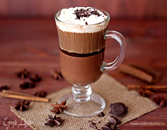 Украшаем наш напиток взбитыми сливками и шоколадом. Через несколько минут сливки начнут оседать, и рисунок получится еще более интересным!
