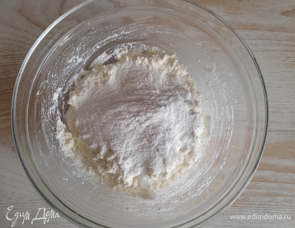 Добавить рисовую муку, просеянную с разрыхлителем, хорошо перемешать. Муку можно заменить на обычную, но с рисовой творожники получаются нежнее.