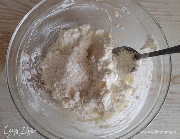 В последнюю очередь вмешать в тесто кокосовую стружку.