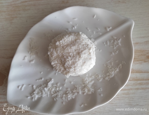 Руки слегка смачиваем водой и лепим небольшие шайбочки, обваливаем каждую в кокосовой стружке.