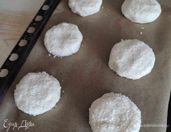 Противень застилаем пекарской бумагой и выкладываем наши творожники. Выпекаем в заранее разогретой до 180°C духовке примерно 25–30 минут до хрустящей золотистой корочки. Ориентируйтесь по своей духовке!