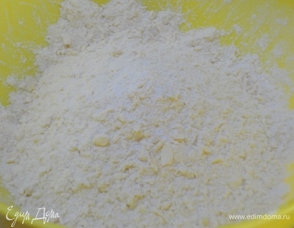 Вначале надо приготовить крошку. Для этого в муку с сахаром натереть холодное сливочное масло и перетереть руками. Убрать в холодильник.