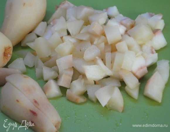 Готовые груши достать из воды, дать остыть и нарезать кубиками, предварительно удалив семена.
