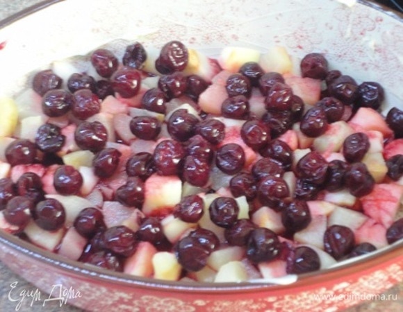 Форму для запекания смазать сливочным маслом. Выложить слой из части груш, сверху — часть ягод. Можно не размораживать. Посыпать частью оставшейся сахарной пудры. Слои повторить, пока не закончатся ягоды и груши.