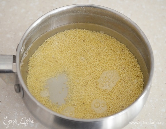 Пшено хорошо промойте, залейте водой, посолите, добавьте сахар.